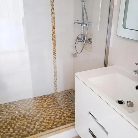 Confortable A Mandelieu-la-napoule, 37 M², Piscine